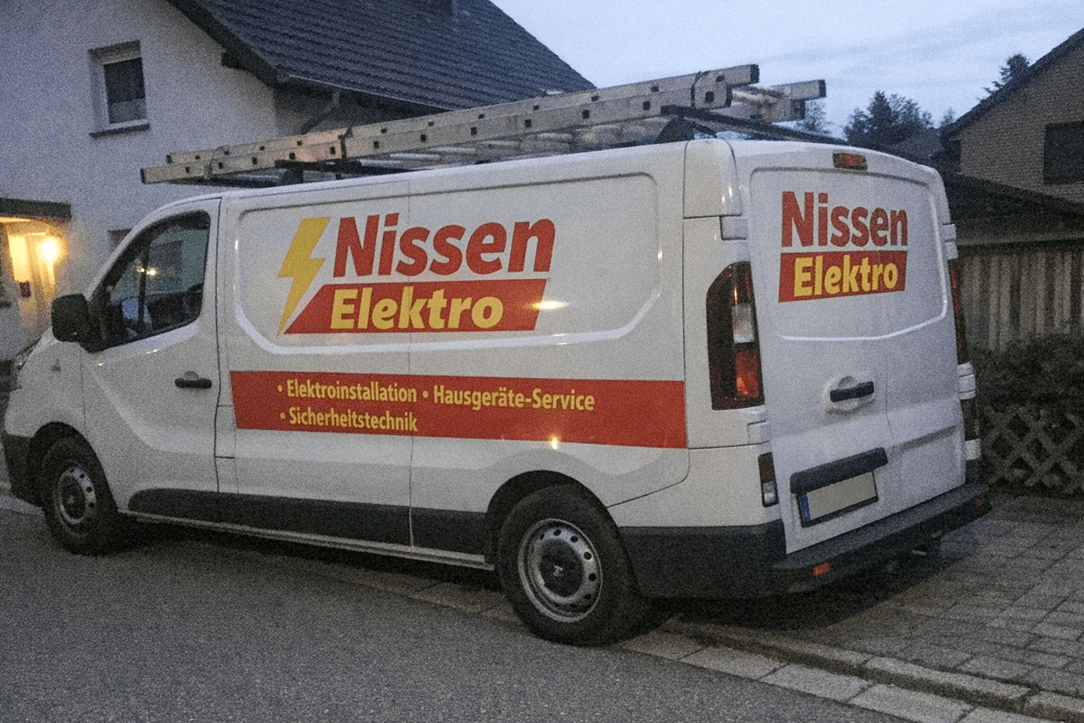 Elektriker mit Prüfgerät vor einer Frankfurter Mehrfamilienhausszene